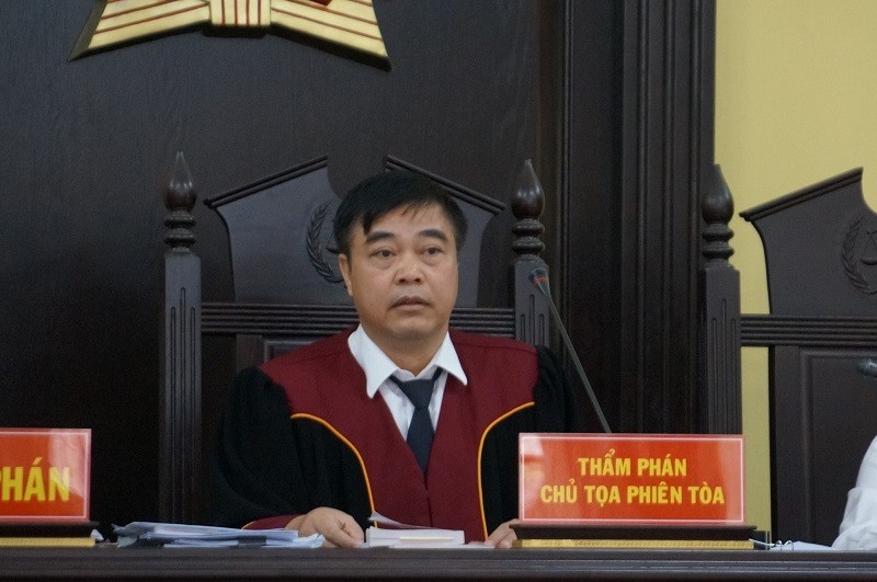 Chủ tọa cho biết ông Nguyễn Minh Khoa - nguyên Phó phòng PA03 Công an Sơn La đã bỏ khỏi nơi cư trú.