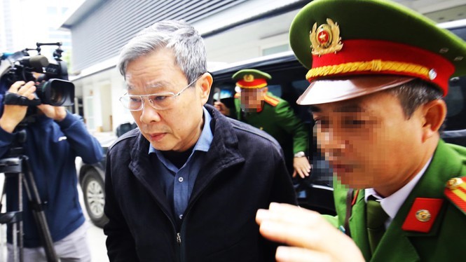 Bị cáo Nguyễn Bắc Son được đưa tới tòa án Hà Nội.