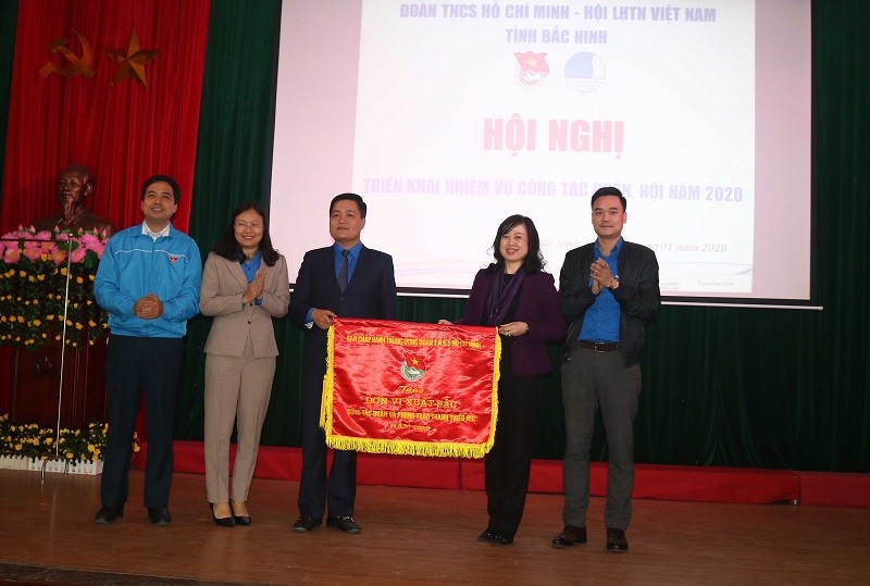 Bà Đào Hồng Lan trao Cờ thi đua của Trung ương Đoàn cho Tỉnh Đoàn Bắc Ninh.