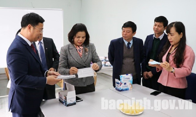 Bà Nguyễn Hương Giang - Chủ tịch UBND tỉnh Bắc Ninh kiểm tra việc sản xuất khẩu trang y tế.