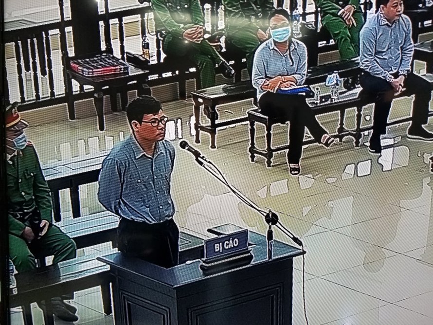 Bị cáo Trương Duy Nhất trình bày tại tòa. Ảnh chụp qua màn hình.