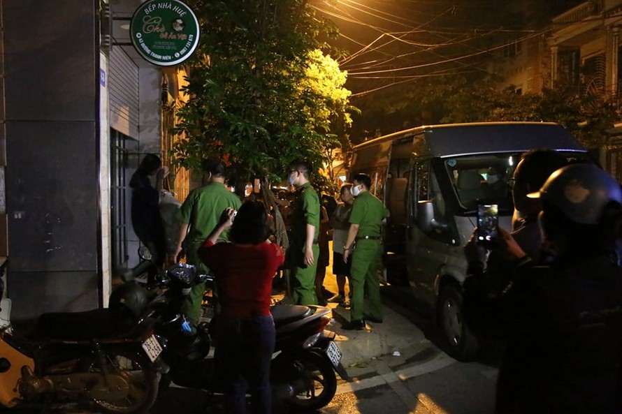 Lực lượng chức năng tiến hành bắt giữ ông Nguyễn Minh Khoa