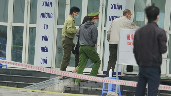Cảnh sát thuyết phục một người định bỏ khỏi khu cách ly tại Hà Nội. 
