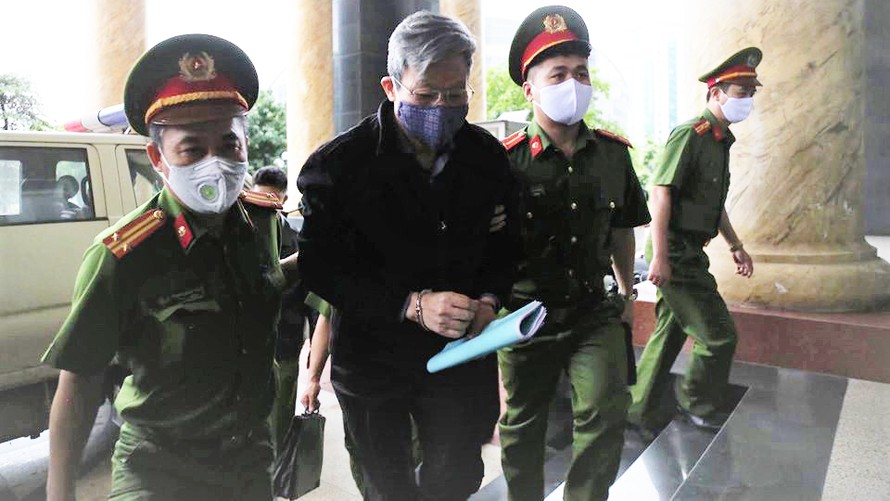 Bị cáo Nguyễn Bắc Son được dẫn giải tới tòa án.