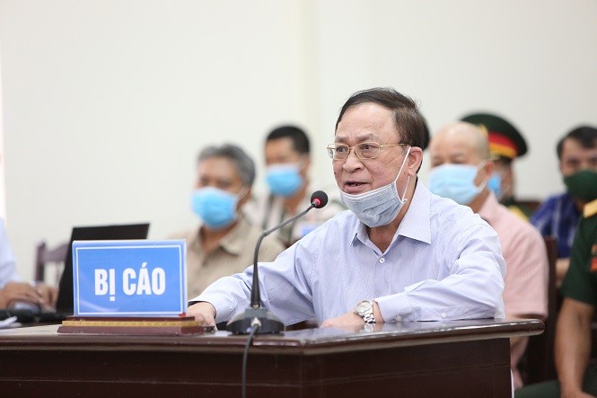 Bị cáo Nguyễn Văn Hiến được ngồi khai báo vì sức khỏe yếu.