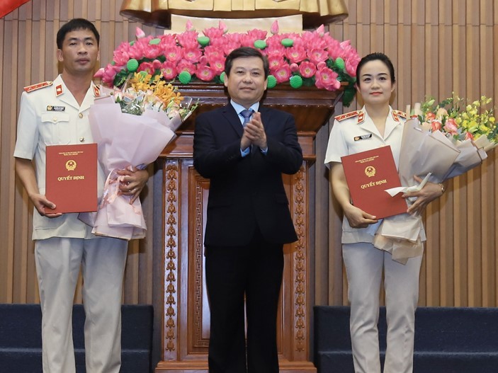 Ông Lê Minh Trí - Viện trưởng Viện KSND Tối cao chúc mừng bà Nguyễn Hải Trâm và ông Nguyễn Duy Giảng.