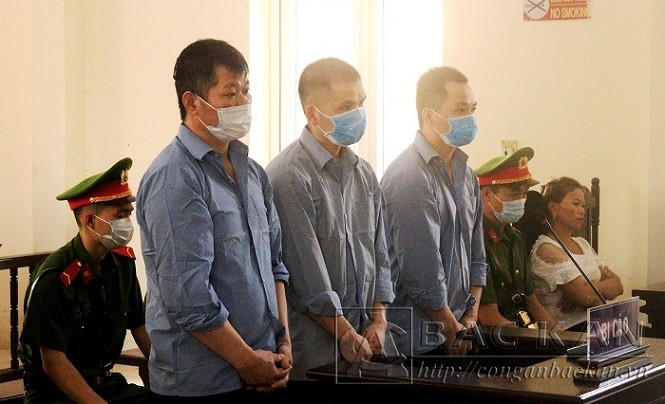 Các bị cáo Thủy, Bằng, Vân trong phiên sơ thẩm tại tòa án tỉnh Bắc Kạn.