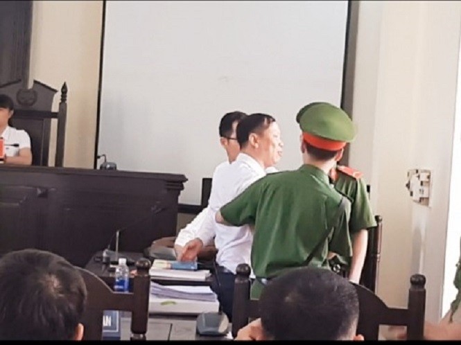 Hình ảnh luật sư Trần Quốc Toản bị cưỡng chế ra khỏi tòa.