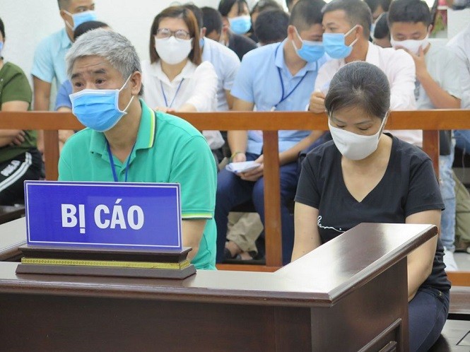 Các bị cáo Doãn Quý Phiến và Nguyễn Bích Quy tại tòa phúc thẩm.