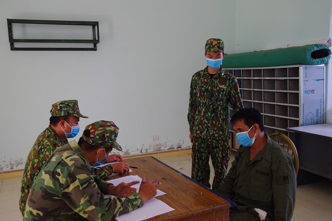 Bộ đội tại Đồn biên phòng Chi Ma xét hỏi đối tượng đưa người nhập cảnh trái phép.