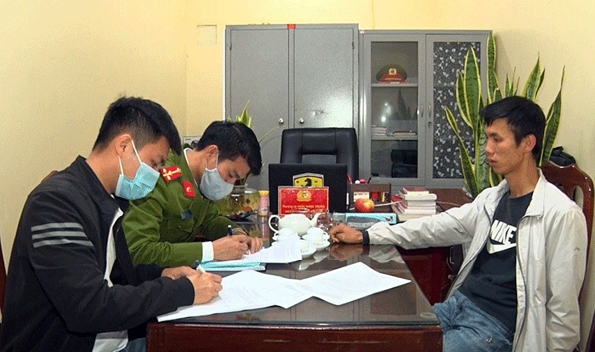 Cảnh sát làm việc với Nguyễn Văn Minh.