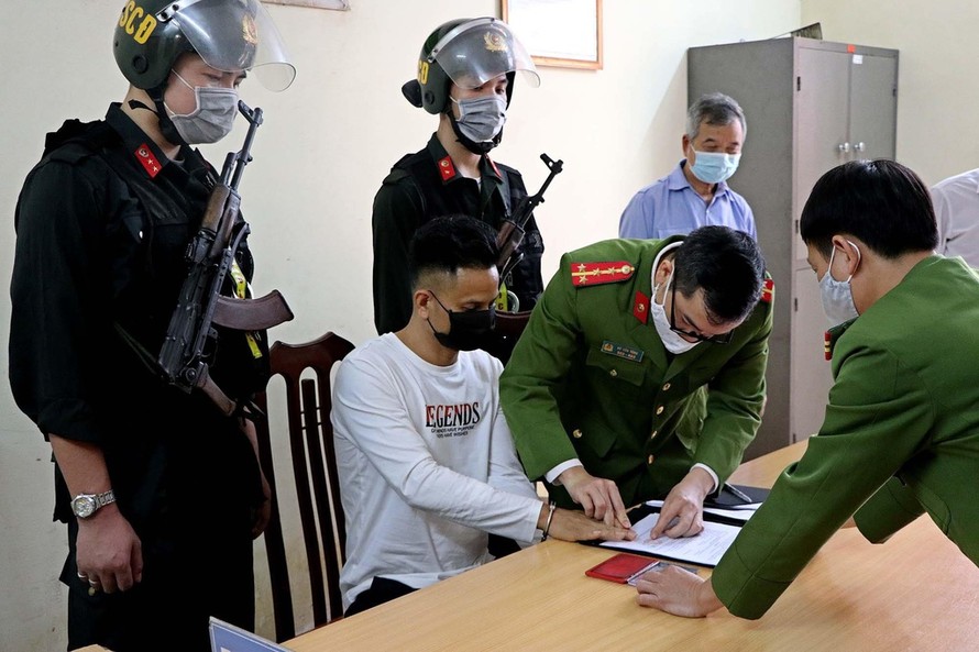 Nguyễn Công Dũng được đưa từ bệnh viện về Công an tỉnh Hòa Bình để phục vụ điều tra.