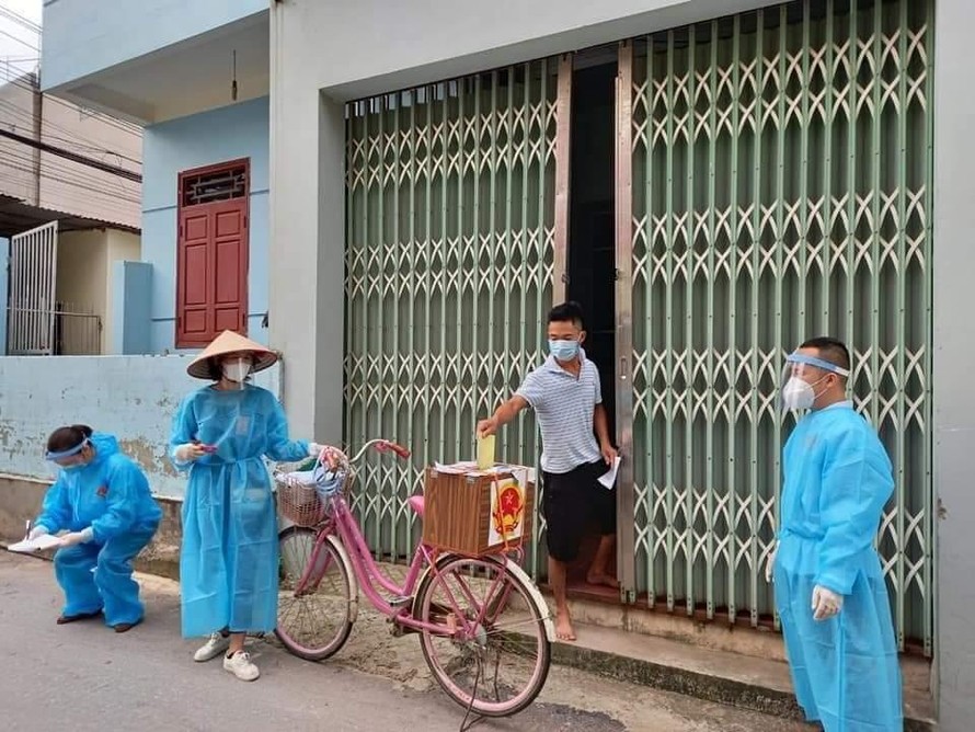 Bầu cử trong 'tâm dịch' Bắc Giang: Dùng xe đạp chở hòm phiếu đến tận nhà cử tri