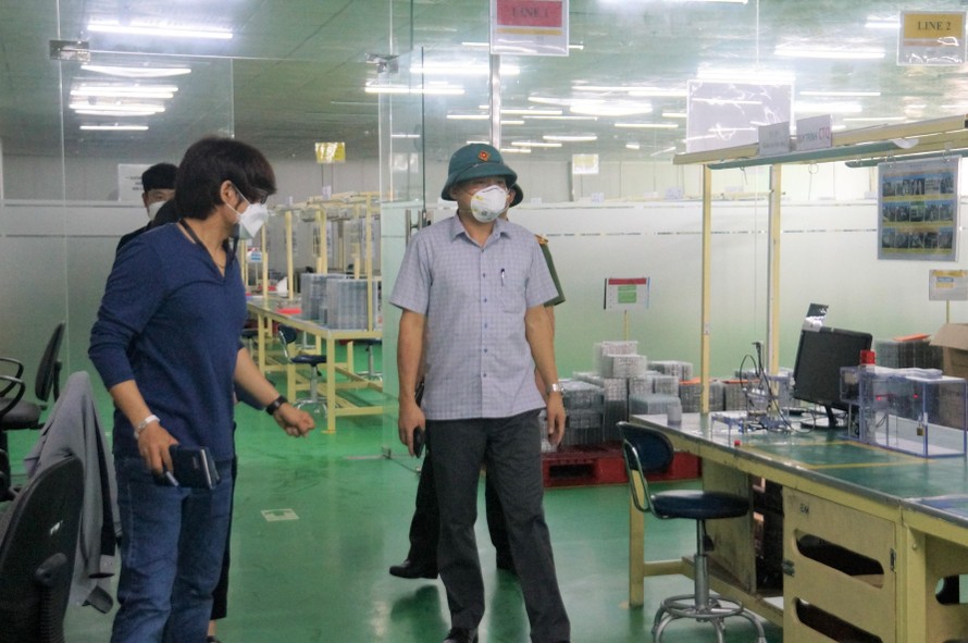 Đoàn công tác của Ban quản lý các Khu công nghiệp tỉnh Bắc Giang kiểm tra điều kiện hoạt động trở lại tại Cty EMW Việt Nam.