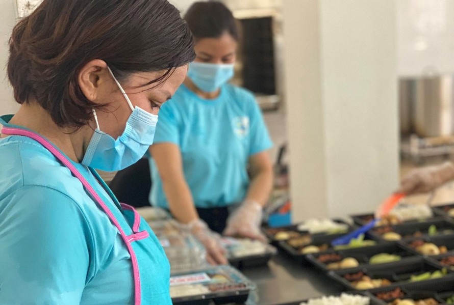Phụ nữ huyện Quế võ chuẩn bị suất cơm cho người trong khu cách ly.