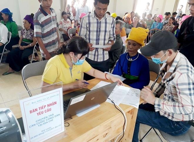 Cán bộ Bưu điện Việt Nam tiếp nhận chuyển phát căn cước công dân tại tỉnh Yên Bái.