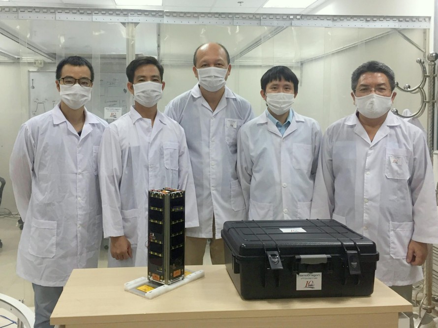 Các nhà khoa học của Trung tâm Vũ trụ Việt Nam chụp ảnh cùng vệ tinh NanoDragon trước khi gửi sang Nhật vào hôm nay (11/8).