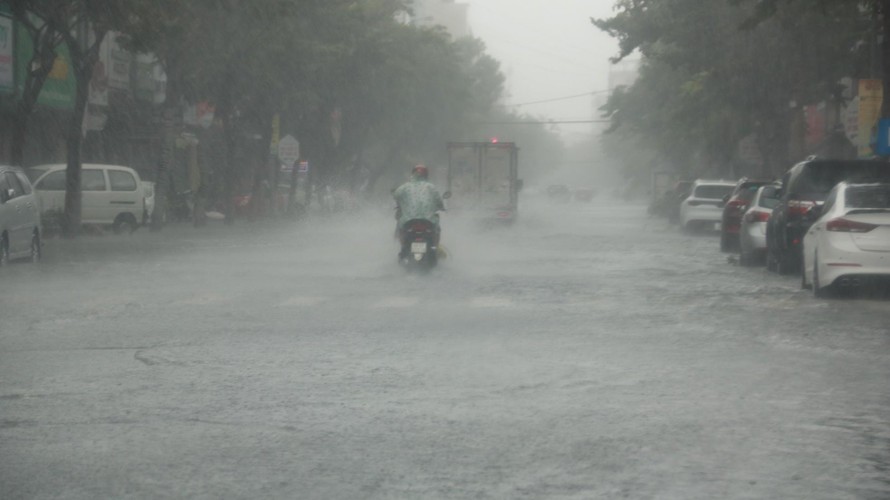 Do tốc độ di chuyển rất chậm nên bão Côn Sơn có thời gian quần thảo đất liền rất lâu. Trong ảnh là mưa lớn tại Đà Nẵng. Ảnh: Nguyễn Thành.