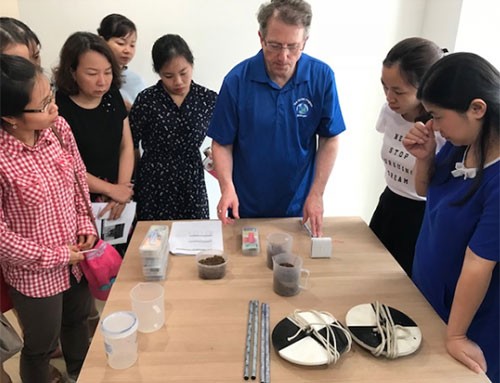 Tiến sĩ Tony P.Murphy, Giám đốc Văn phòng thực hiện Globe hướng dẫn giáo viên Việt Nam tham gia thực hành nội dung về đất. Ảnh: VNSC