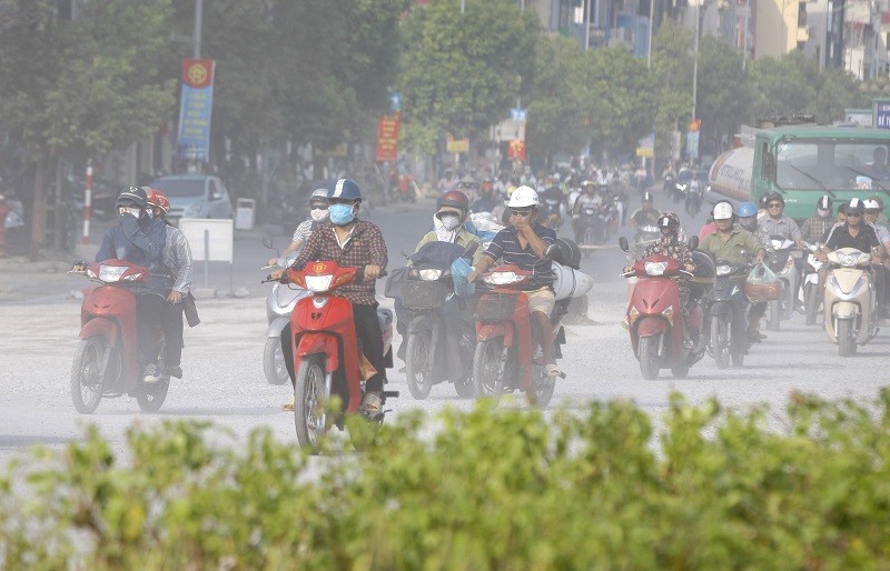 Người dân tham gia giao thông trên đường Ngô Gia Tự, quận Long Biên, Hà Nội