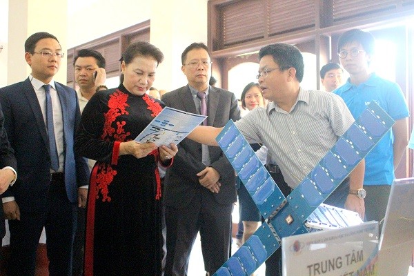 Chủ tịch Quốc hội Nguyễn Thị Kim Ngân thăm mô hình vệ tinh Micro Dragon của Viện Hàn lâm Khoa học và Công nghệ Việt Nam