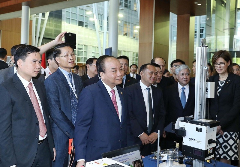 Thủ tướng Nguyễn Xuân Phúc cùng Đoàn đại biểu cấp cao Việt Nam thăm các gian hàng trình diễn công nghệ
