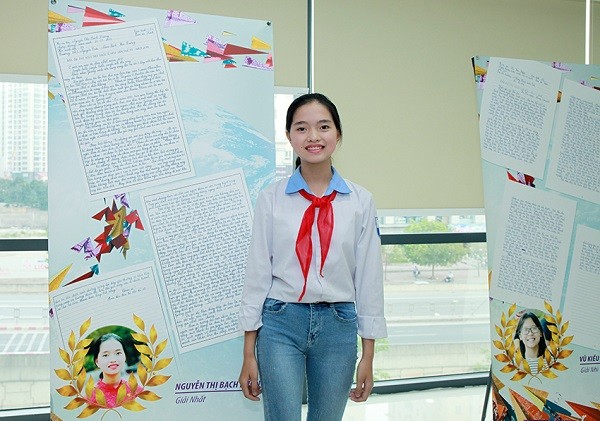 Nguyễn Thị Bạch Dương bên bức thứ giành giải nhất Cuộc thi viết thư UPU quốc gia và giải ba UPU quốc tế