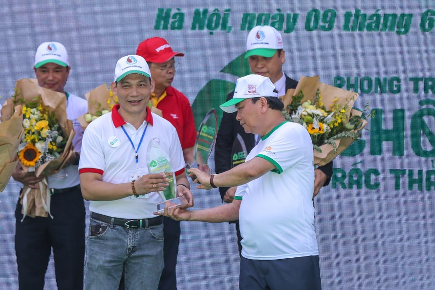 Thủ tướng Nguyễn Xuân Phúc trao cup Liên minh chống rác thải nhựa đại diện Công ty Cổ phần Quốc tế Thịnh Đạt tại Lễ ra quân sáng nay như một sự khuyến khích các doanh nghiệp phát triển các sản phẩm thân thiện với môi trường.