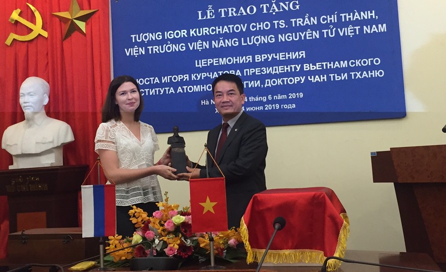 Bà Anna Zykova, đại diện Tập đoàn Năng lượng Nguyên tử Quốc gia Nga trao tượng cho TS Trần Chí Thành