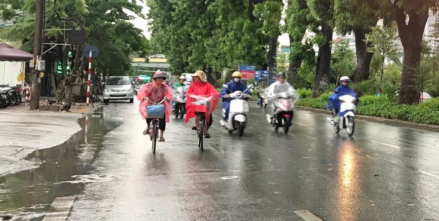 Chiều qua, Hà Nội xuất hiện mưa dông lớn. Dự báo mưa kéo dài trong 3 ngày tới ở thủ đô và các tỉnh Bắc Bộ, Bắc Trung Bộ.