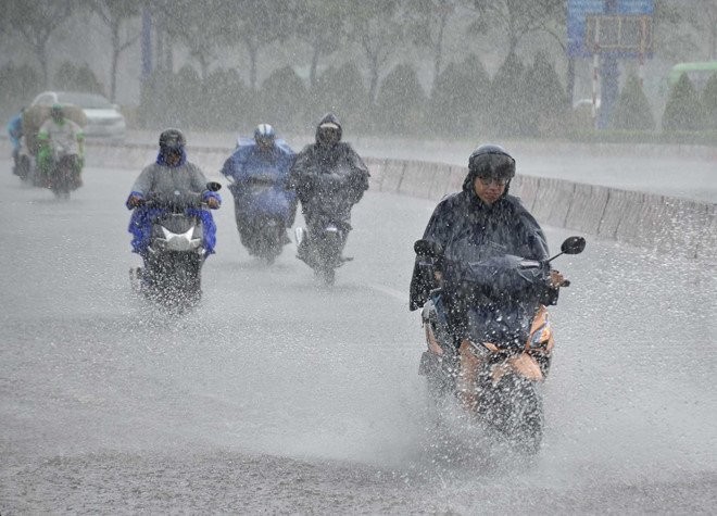 Hà Nội đêm nay mưa lớn, chất lượng không khí được cải thiện