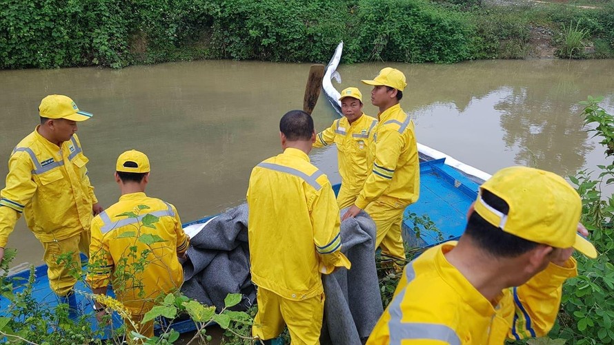 Trung tâm ứng phó sự cố môi trường Việt Nam đang xử lý ô nhiễm dầu tại suối Trầm.