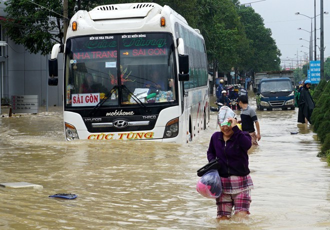 Nha Trang và nhiều thành phố miền Trung đối diện với nguy cơ ngập úng nghiêm trọng do mưa bão.