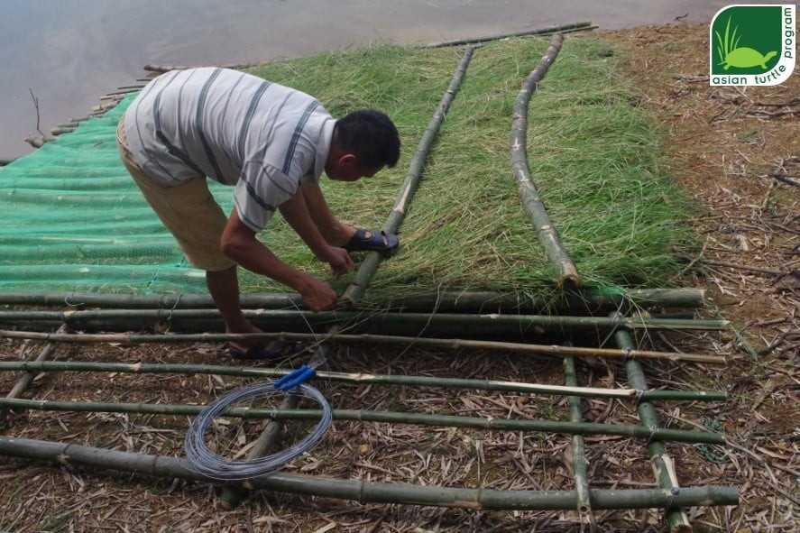 Bè nổi được làm từ tre và cỏ trên các đảo hồ Đồng Mô.