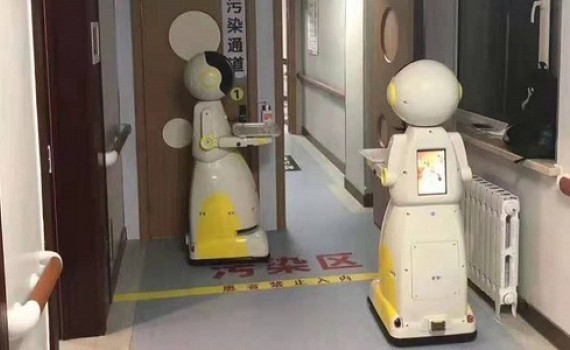 Nhiều nhà khoa học đề xuất việc sử dụng robot hỗ trợ bệnh viện trong việc đưa cơm, nước, lau sàn, khử khuẩn. Ảnh minh họa: Robot phục vụ tại một bệnh viện ở Thâm Quyến, Trung Quốc.