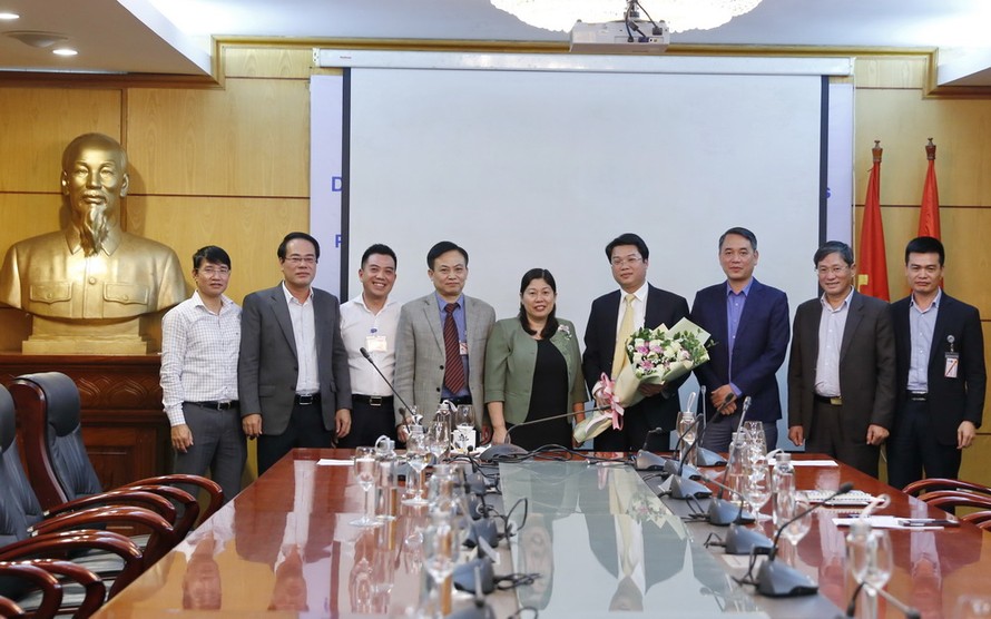 Ông Vũ Văn Long (người cầm hoa) nhận chức Phó Chánh thanh tra Bộ Tài nguyên và Môi trường từ 17/3/2020.