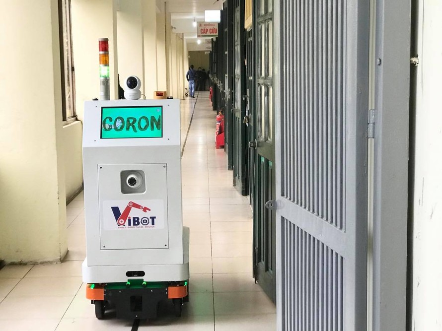 Robot đa năng được sử dụng thí điểm tại Bệnh viện Đa khoa Bắc Thăng Long. Ảnh: Nguyễn Hoài
