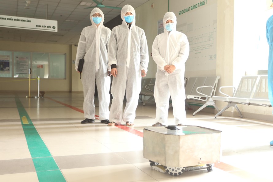 Robot hỗ trợ nhân viên y tế tại Khu cách ly Bệnh viện Bệnh Nhiệt đới Trung ương cơ sở 2 tại Đông Anh. 