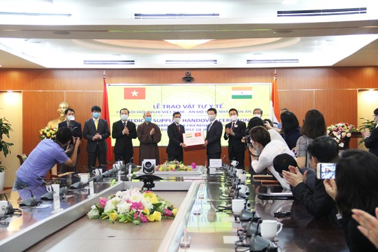Bộ trưởng Nguyễn Mạnh Hùng trao tặng 100.000 khẩu trang vải kháng khuẩn cho Đại sứ Ấn Độ tại Việt Nam, ngài Pranay Verma.