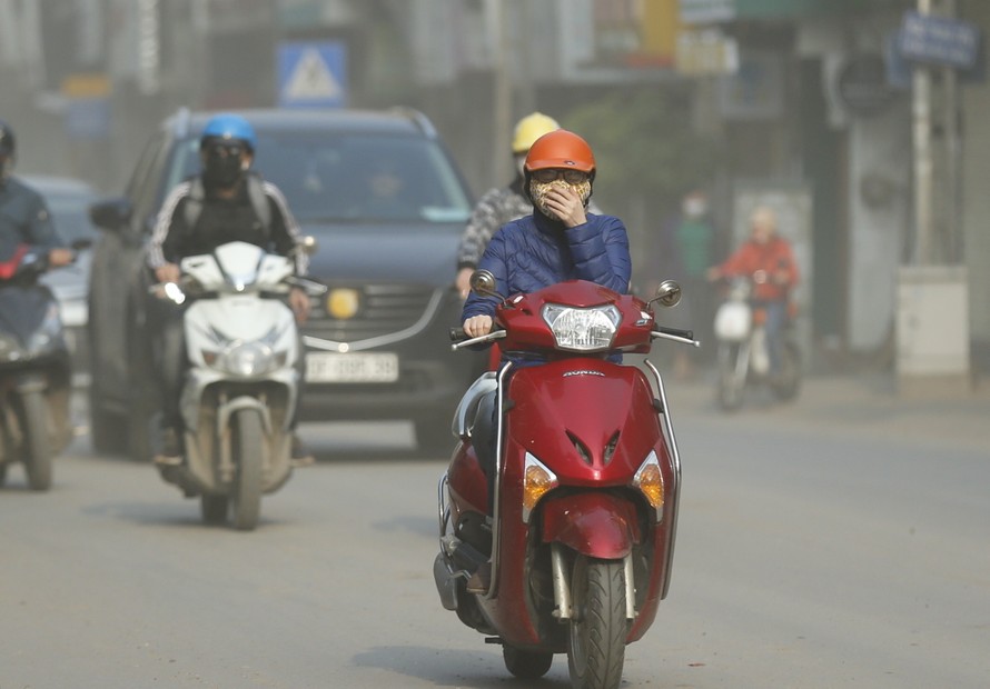 Ô nhiễm không khí trên phố Khâm Thiên (Hà Nội) vào ngày 15/4- đúng thời điểm giãn cách xã hội. Ảnh: Như Ý.