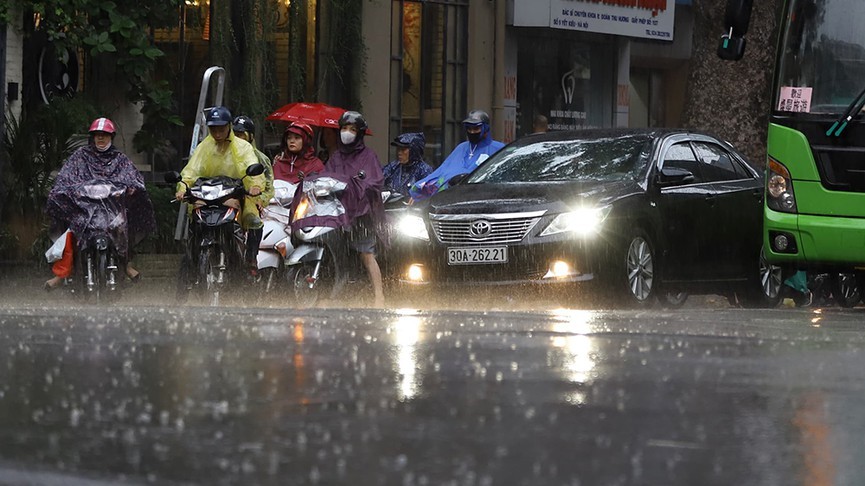 Chiều tối mai các tỉnh miền Bắc, trong đó có thủ đô Hà Nội đón mưa dông. Ảnh minh họa.
