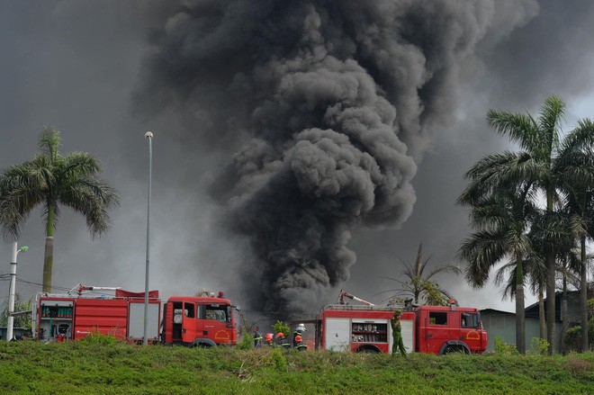 Vụ cháy ở Long Biên có hiện tượng rò rỉ hóa chất ra bên ngoài. Ảnh: Internet.