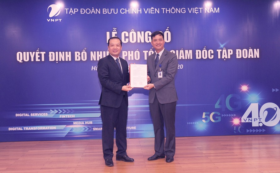 Ông Nguyễn Nam Long (bên phải), nguyên Tổng giám đốc VNPT-VinaPhone nhận quyết định bổ nhiệm Phó Tổng giám đốc VNPT trong sáng nay.