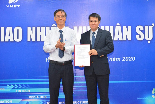 Ông Nguyễn Trường Giang (vest đen) vừa được giao quyền Tổng giám đốc VinaPhone. Ảnh: VNPT cung cấp.