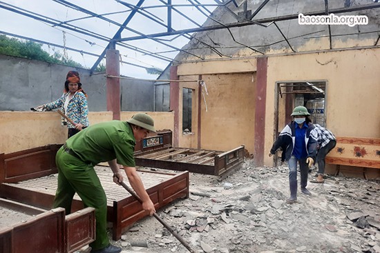 Xã Tân Lập, huyện Mộc Châu huy động lực lượng giúp đỡ các hộ gia đình bị thiệt hại do động đất. Ảnh: Báo Sơn La.