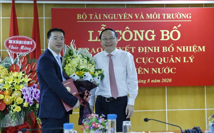 Ông Châu Trần Vĩnh (áo vest đen) nhận Quyết định bổ nhiệm Cục trưởng Cục Quản lý Tài nguyên nước.