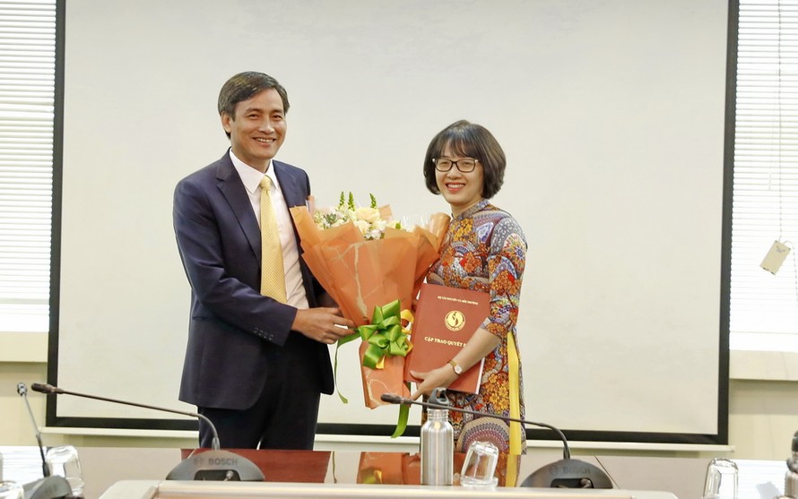 Thứ trưởng Bộ Tài nguyên và Môi trường Trần Quý Kiên trao Quyết định bổ nhiệm Phó Chánh văn phòng cho bà Trịnh Thị Hương Thảo.