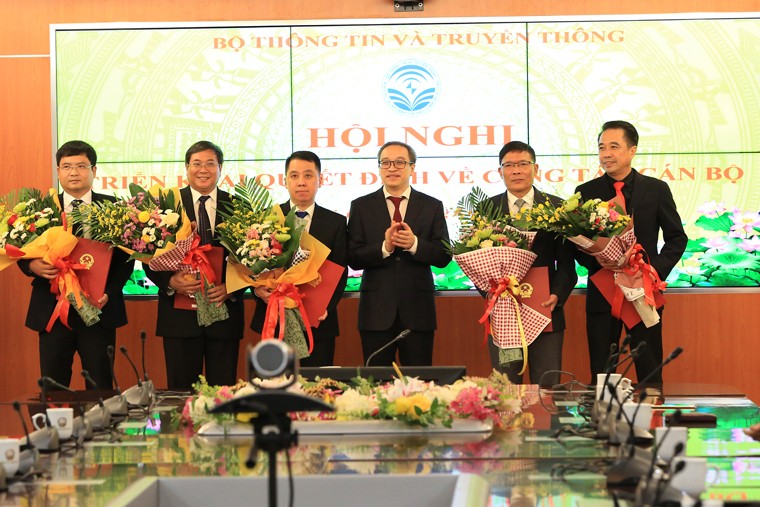Thứ trưởng Bộ Thông tin và Truyền thông Phan Tâm tặng hoa cho các cán bộ được bổ nhiệm. Ảnh: Mic.gov.vn