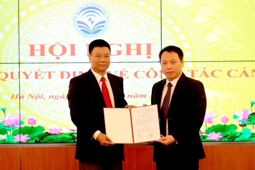 Thứ trưởng Nguyễn Huy Dũng (trái) trao quyết định Phụ trách Cục Tin học hóa cho ông Đỗ Công Anh. 