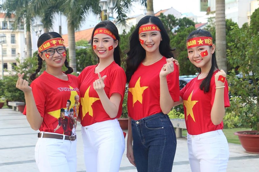 Dàn người mẫu Tây Đô xuống đường cổ vũ cho tuyển Việt Nam